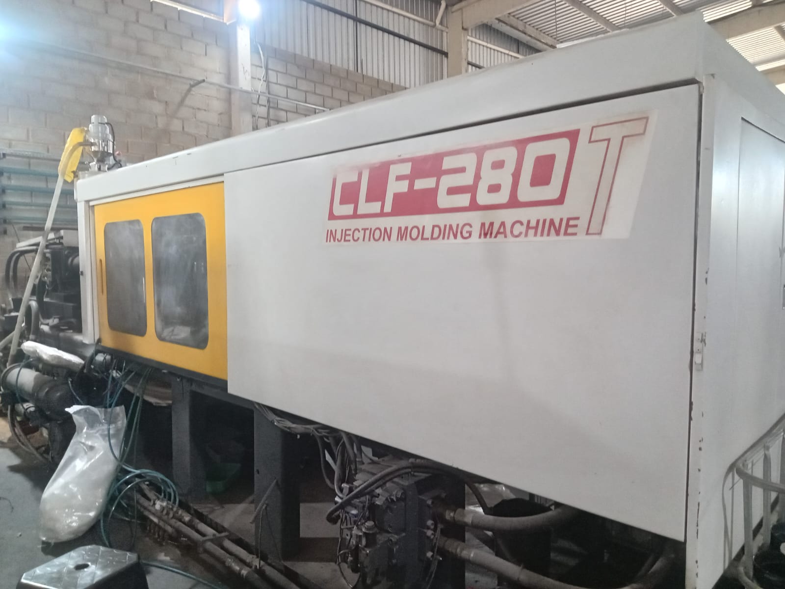 Injetora CLF 280 ton
